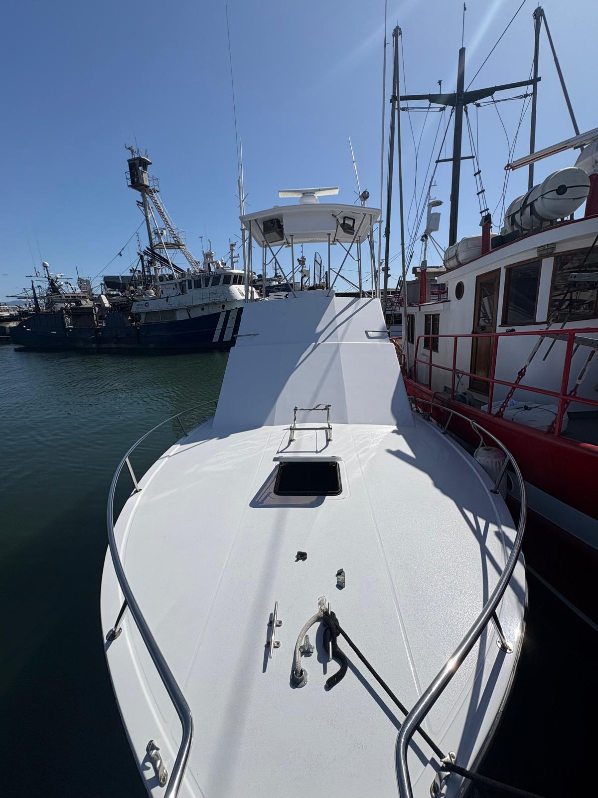 Albemarle 325 foredeck and bow at the dock