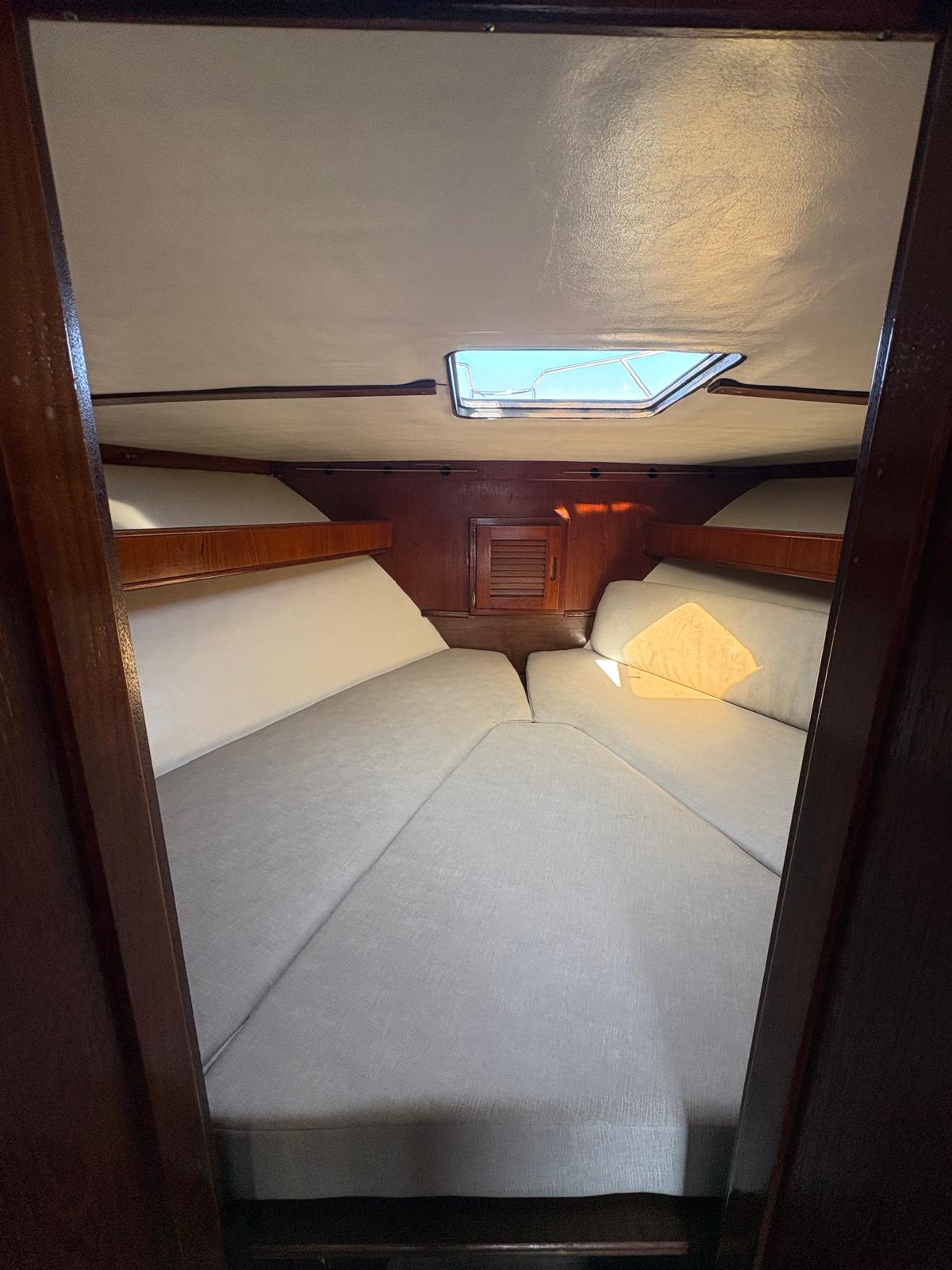 Forward V-berth cabin with skylight